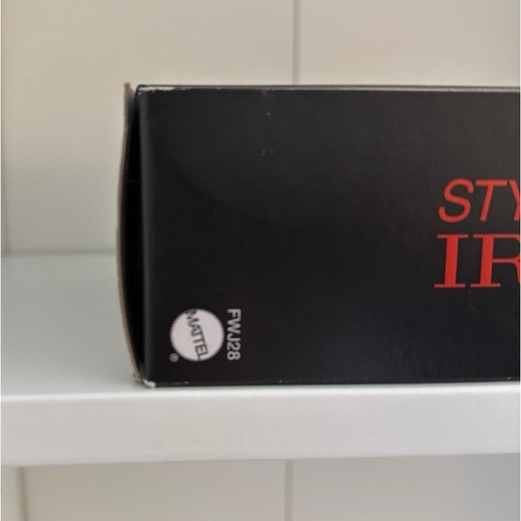 Barbie Signature Styled by Iris Apfel Doll - Blue and Gold - Picture 6 of 10